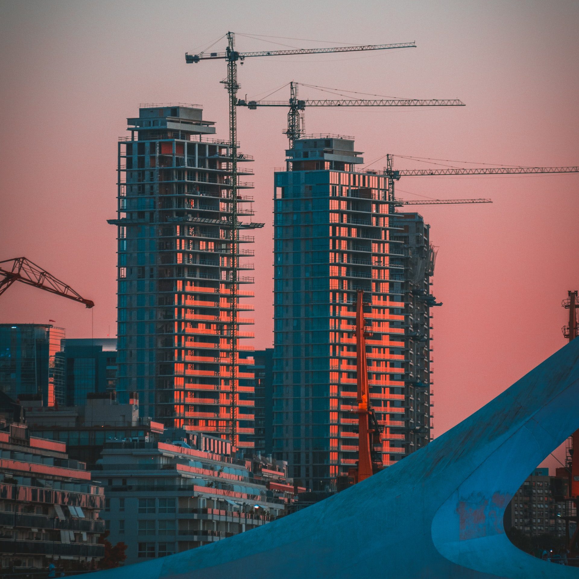 gray building crane photo during sunset